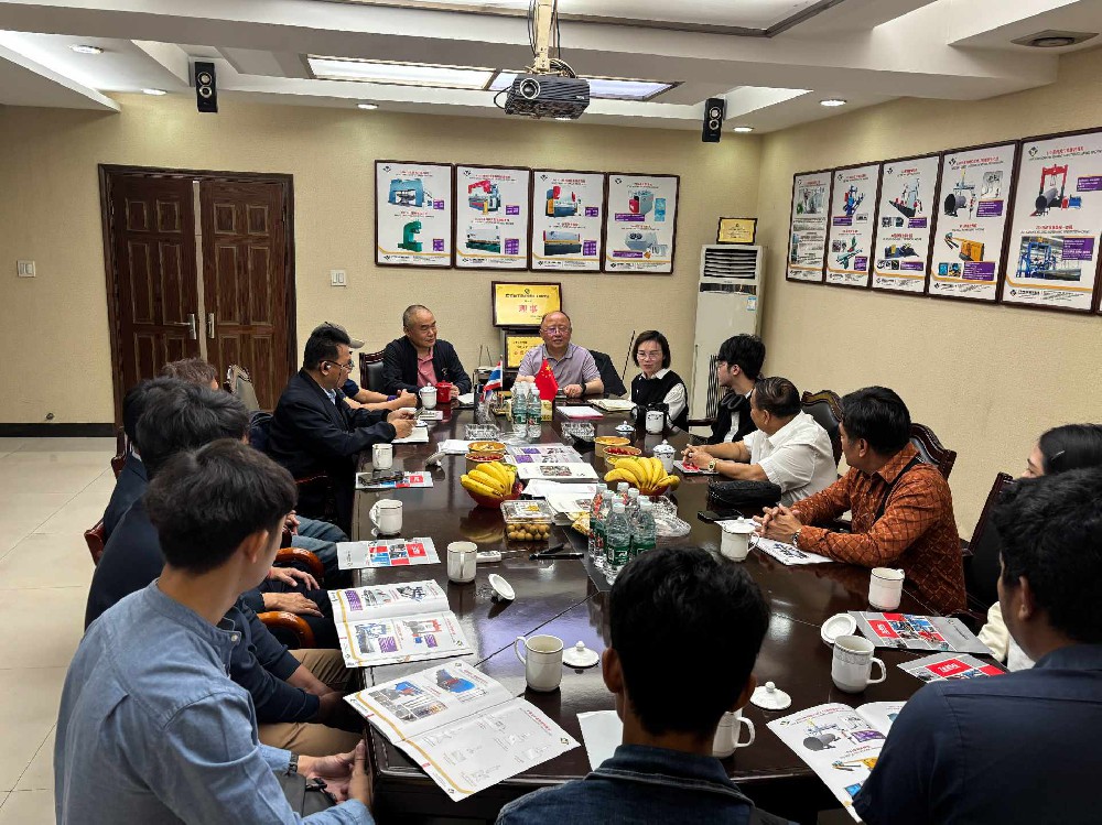 熱烈歡迎泰國(guó)客戶蒞臨江蘇特威機(jī)床考察